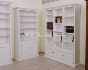 Libreria realizzata in legno e laccata colore bianco con 2 ante ripiani spostabili